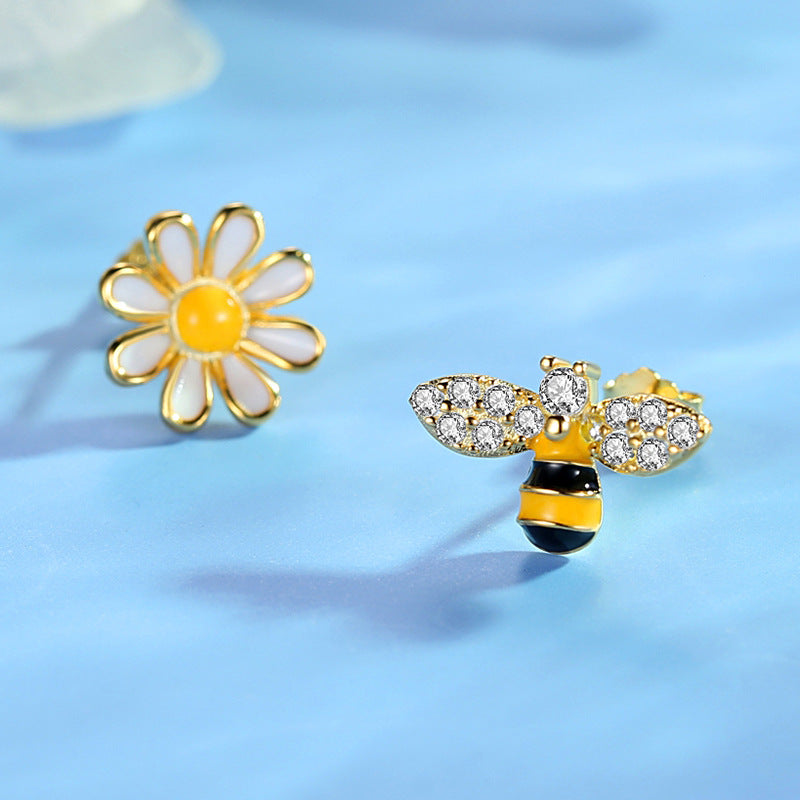 Bee Daisy Stud Earrings