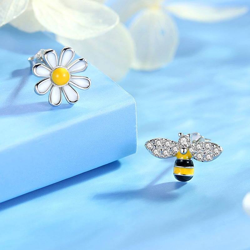 Bee Daisy Stud Earrings