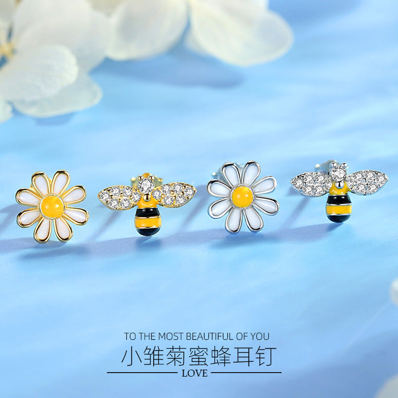 Bee Daisy Stud Earrings